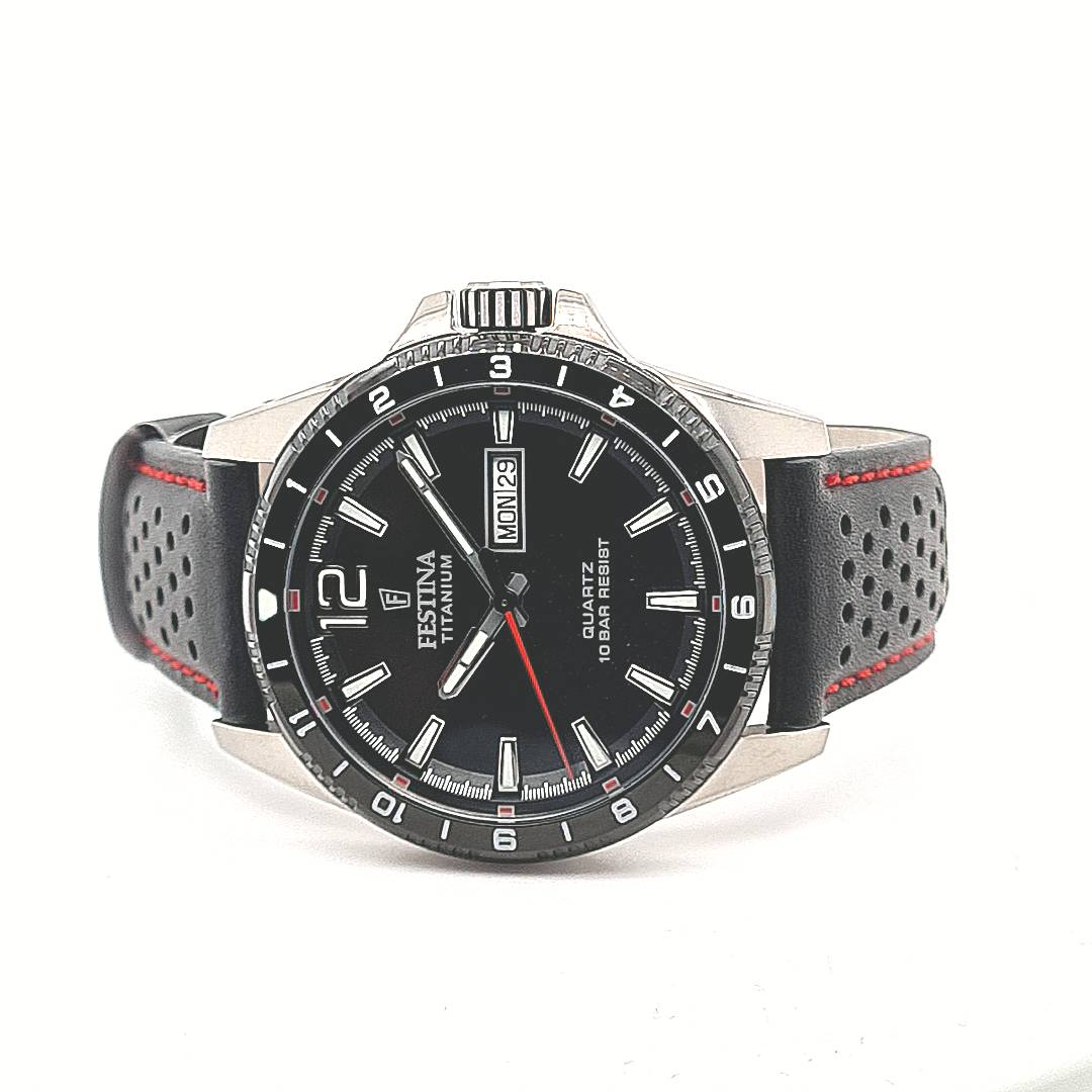 Festina Herrenuhr Titan Schwarz mit Lederband – Bild 2